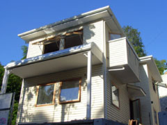 太陽の光差し込む大きな木製サッシの窓と間取りの可変性が自慢の家